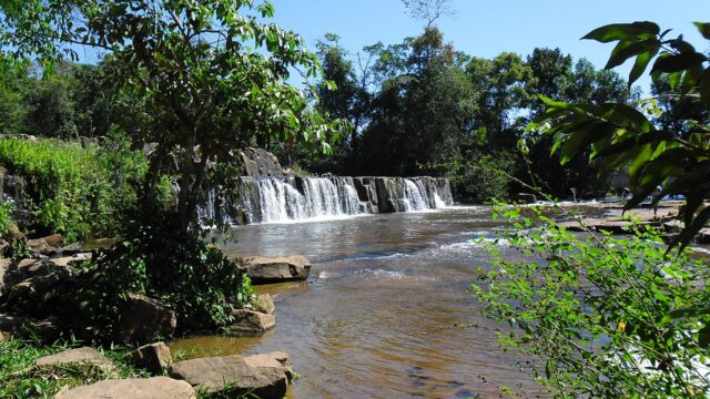 Salto de Dardanelos atrai turistas no feriado e movimenta o comércio local